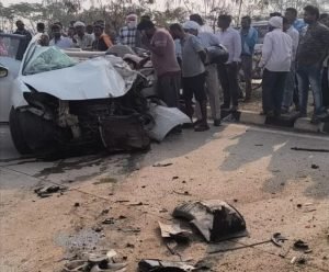 dhamtari jawan accident: धमतरी में ट्रक ने कार को मारी जोरदार टक्कर, कोबरा बटालियन के 4 जवानों की मौत, 1 गंभीर