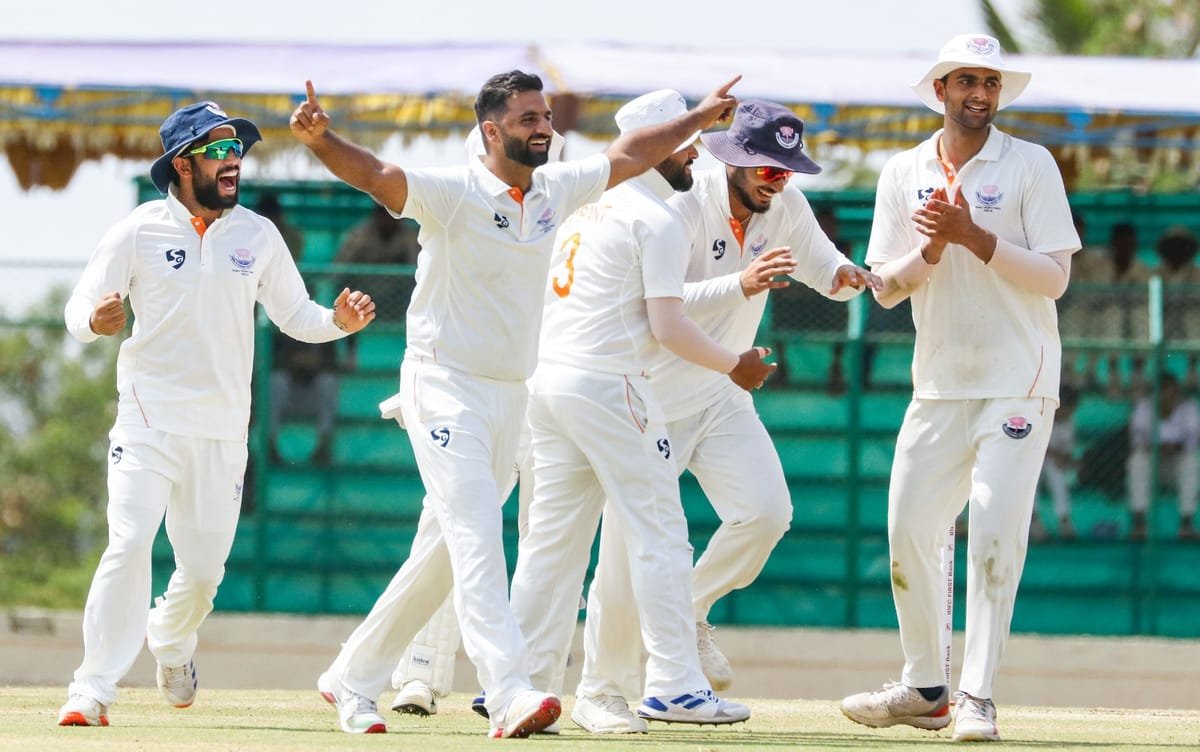 ranji trophy final live score: कामरान इकबाल ने जड़ा शतक, साहिल के साथ साझेदारी जारी; बढ़त 500 के पार