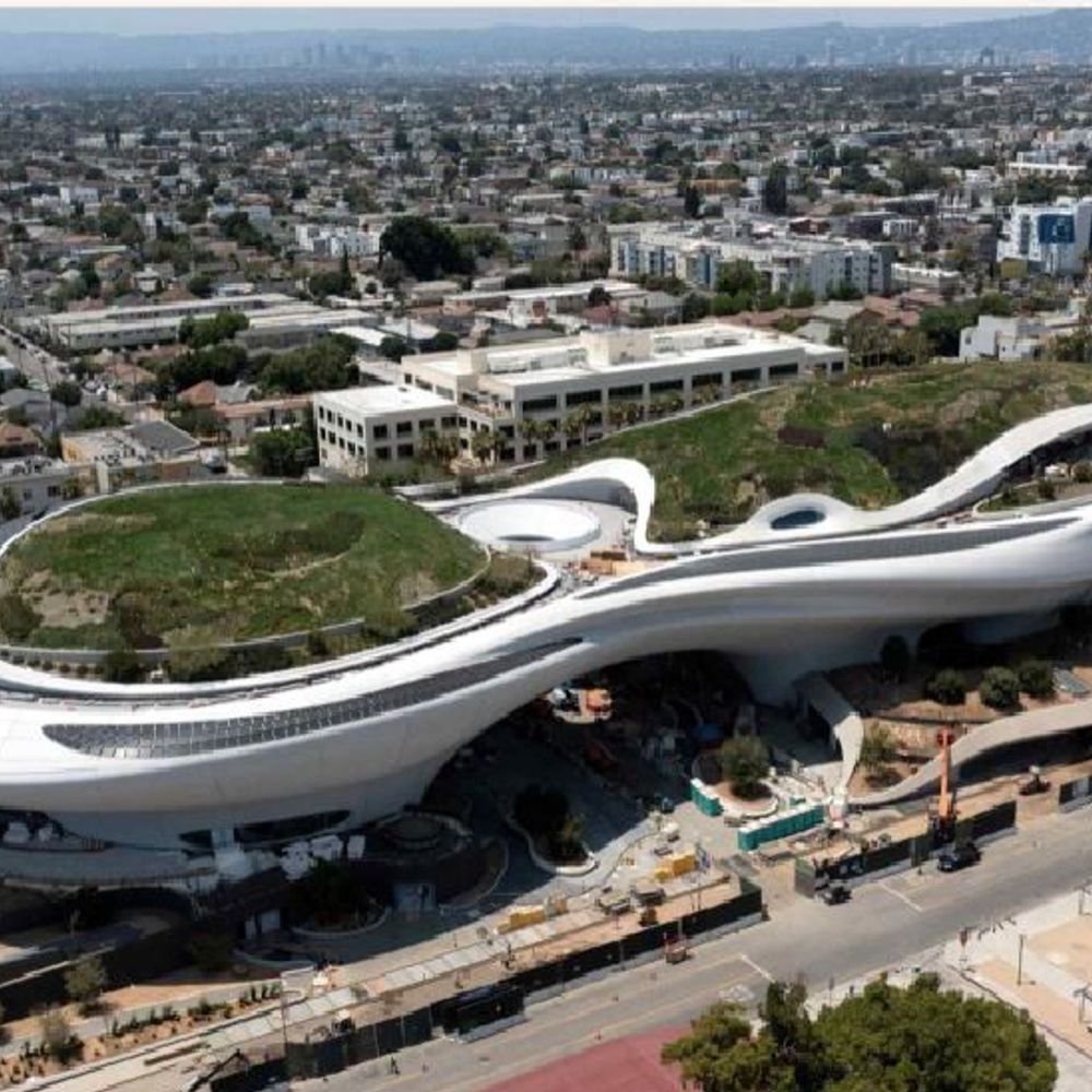 ग्लोबल टूरिज्म 2026, दुनिया को मिलेंगे 4 सबसे भव्य म्यूजियम:लॉस एंजिलिस में 'स्पेसशिप', अबू धाबी में कांच के पुल पर गैलरी के साथ बेल्जियम में दिखेगा कार फैक्ट्री म्यूजियम