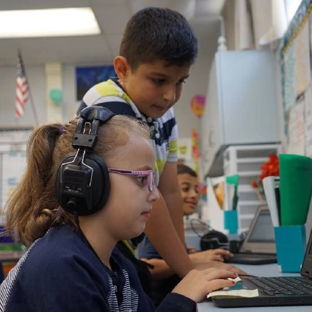 अमेरिका में डिजिटल पढ़ाई पर ज्यादा खर्च का उल्टा असर:एक्सपर्ट्स का दावा लैपटॉप टैबलेट पर जोर देने से जेन जी की काबिलियत घटी, कॉमन टेस्ट में स्कोर गिरे