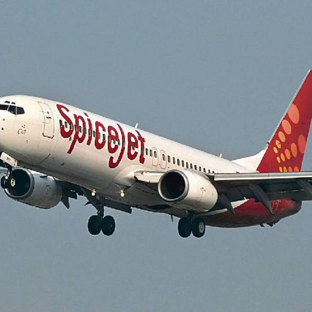 स्पाइसजेट की फ्लाइट की इमरजेंसी लैंडिंग:दिल्ली से लेह जा रही थी, 150 यात्री सवार थे; उड़ान के दौरान इंजन में खराबी आई