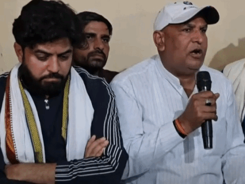 पूर्व सरपंच बोले मासूम शर्मा बटेऊ का नखरा छोड़े:पंचायत में आने पर ही समझौता होगा; हरियाणवी सिंगर के भाई ने माफी मांगी