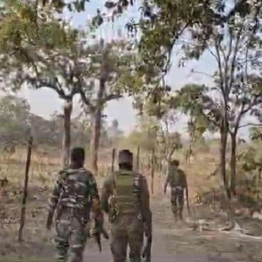 छत्तीसगढ़ महाराष्ट्र बॉर्डर पर 3 नक्सली ढेर, 1 जवान शहीद:गढ़चिरौली में एनकाउंटर, 1 घायल जवान को एयरलिफ्ट कर अस्पताल लाया गया; सर्चिंग जारी