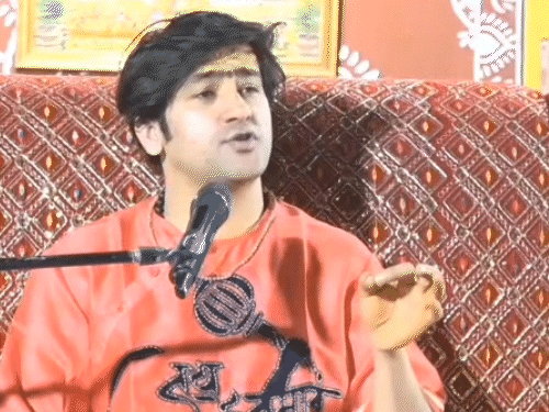 धीरेंद्र शास्त्री बोले सेवादार 'लौंडियाबाजी' के चक्कर में जुड़े:बागेश्वर धाम में 'माल पानी' के लिए चेले बने; इनकी नजर सेवा पर नहीं, भौकाल पर है