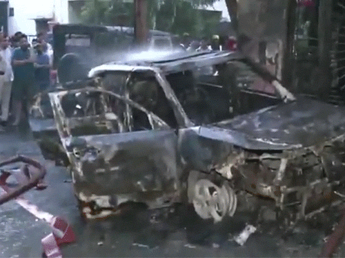 इंदौर में कार चार्जिंग के दौरान आग, 6 की मौत:3 झुलसे; शॉर्ट सर्किट से हादसा, घर में रखे 4 सिलेंडर फटे