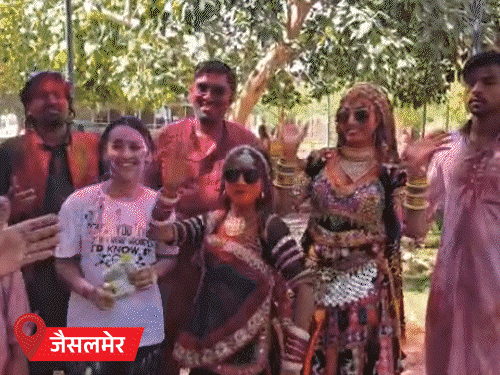 देशभर में आज होली:राजस्थान में विदेशी मेहमानों ने उड़ाया रंग गुलाल; अखिलेश यादव ने मनोज तिवारी पर वीडियो सॉन्ग बनाया