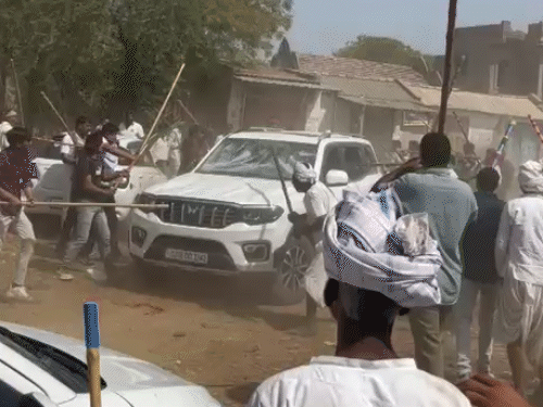 गुजरात में 2 साल पहले हुई इंटर कास्ट मैरिज पर बवाल:महासम्मेल के बाद एक समुदाय ने दूसरे का गांव घेरकर की तोड़फोड़; पुलिस ने किया लाठीचार्ज