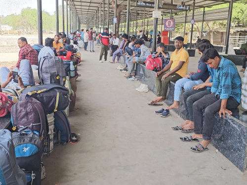 गुजरात में गैस की किल्लत, प्रवासी मजदूर गांव लौट रहे:लोग बोले सिलेंडर ₹5 हजार में मिल रहा, फ्लैट में चूल्हा नहीं जला सकते