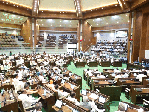 गुजरात ucc बिल पास करने वाला दूसरा राज्य बना:विधानसभा में बहुमत से बिल पास, कांग्रेस ने वोटिंग से वॉकआउट किया था