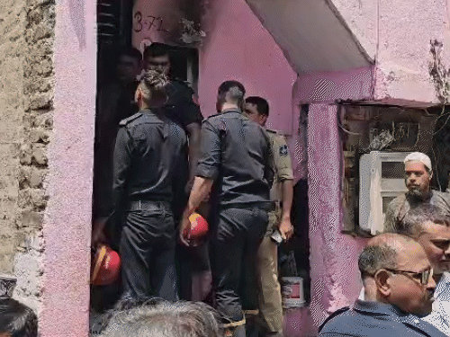 सूरत की बिल्डिंग में आग, 5 की मौत:इनमें चार महिलाएं, एक बच्चा शामिल, घर में भर रखा था 8 टन साड़ियों का स्टॉक