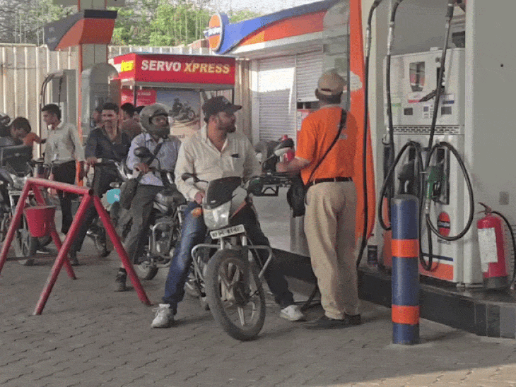 प्रीमियम पेट्रोल ₹2.35 प्रति लीटर तक महंगा:भोपाल में दाम 117 रुपए प्रति लीटर तक हुए, इंडस्ट्रियल फ्यूल की कीमत 25% बढ़ी