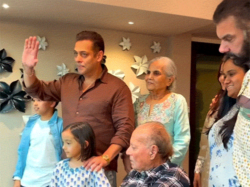 ईद 2026 सेलिब्रेशन; सलमान ने फैंस को ग्रीट किया:सोनाक्षी सिन्हा, सारा अली खान और हिना खान ने भी मनाया त्योहार, देखें तस्वीरें