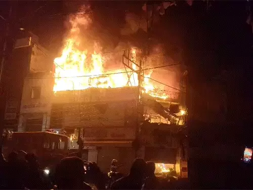 durg fire: 4 दुकानों में लगी भीषण आग, जूते चप्पल की दुकान से भड़की लपटें; करोड़ों का नुकसान