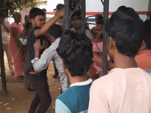 lpg संकट एजेंसियों पर रात से ही लगीं लाइनें:कॉमर्शियल सिलेंडर नहीं मिलने से होटल रेस्टोरेंट बंद होने की कगार पर, सरकार बोली घबराएं नहीं