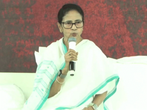 ममता बनर्जी का धरना दूसरे दिन भी जारी:रातभर धरनास्थल पर रहीं; बोलीं sir में वोटर्स के नाम बंगाल को बांटने के इरादे से हटाए