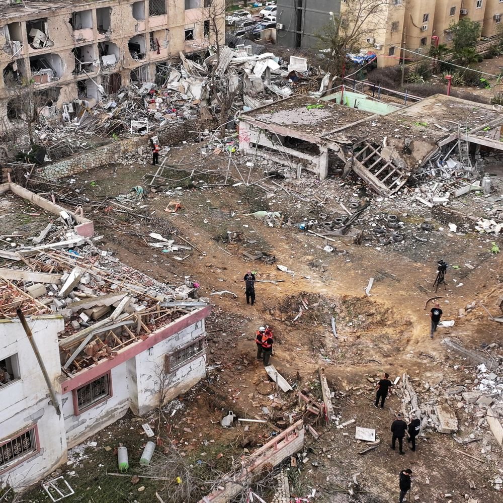 इजराइल पर ईरान की बैलिस्टिक मिसाइल गिरने से हड़कंप:इजराइल के मिसाइल डिफेंस सिस्टम में सेंध लगने‎ की जांच शुरू, यूएस से अधिक गोला बारूद की मांग‎