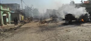 cg news: होली में भड़की हिंसा, ट्रैक्टर पिकअप और बाइक में लगाई आग, गांव में तनाव; भारी पुलिस बल तैनात