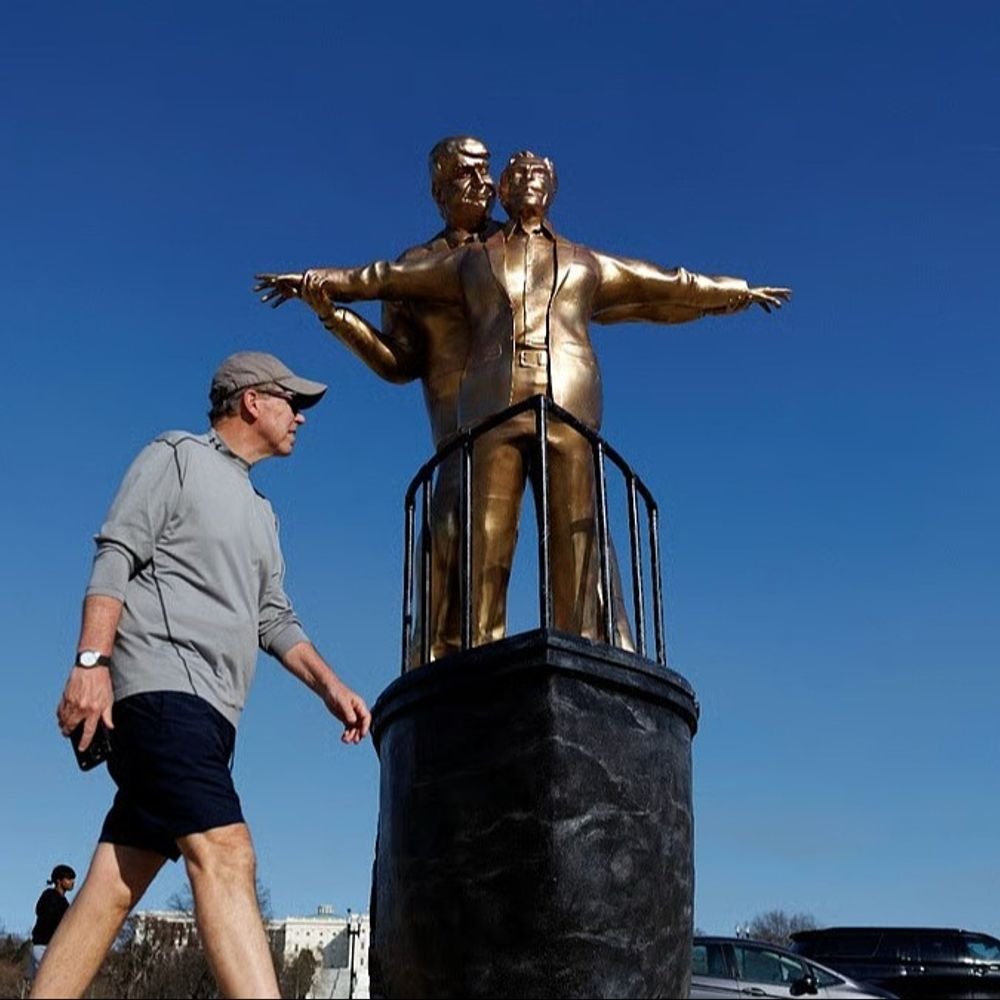 वॉशिंगटन में ट्रम्प एपस्टीन की टाइटैनिक पोज में स्टैच्यू:किंग ऑफ द वर्ल्ड नाम से लगाया गया आर्ट, पहले भी बन चुके है ऐसे स्टैच्यू