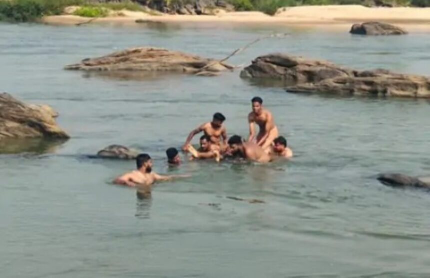 cg news: नदी में डूबे sbi के तीन कर्मचारी, कैशियर की मौत