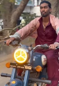 raipur video: इंस्टाग्राम रील बनाने पुलिस कार्यालय पहुंचा युवक, वीडियो वायरल.. 