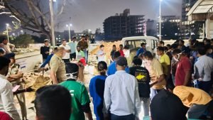 raipur ramkrishna hospital: रायपुर के रामकृष्ण हॉस्पिटल में सीवरेज टैंक में उतरे 3 मजदूरों की मौत, लाश को कचरे के जैसे ले गए; देखें वीडियो 