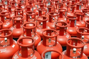 durg video: lpg की किल्लत में बवाल, गैस एजेंसी में बाउंसर ने ग्राहक को पीटा; video वायरल