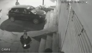 bilaspur video: पलक झपकते ही व्यापारी की कार से 8 लाख पार किए चोर, cctv में कैद वारदात