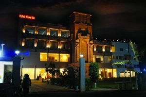 bilaspur news: अवैध हुक्का बार पर पुलिस की रेड, होटल में फ्लेवरयुक्त तंबाकू और हुक्का चिलम बरामद, मैनेजर गिरफ्तार