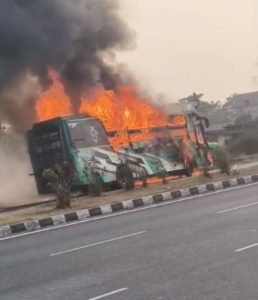 jashpur bus fire: चलती बस में भीषण आग, धू धू कर जली यात्रियों से भरी बस