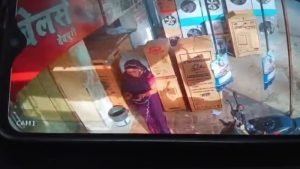 raipur news: रायपुर में ज्वेलरी शॉप से 5 लाख के जेवर पहनकर भागी, दुर्ग से महिला समेत दो आरोपी गिरफ्तार