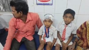 janjgir champa van accident: स्कूल वैन पलटी, शिक्षिका समेत 10 से ज्यादा बच्चे घायल