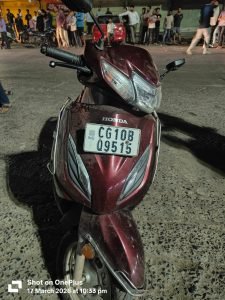 bilaspur video: बिलासपुर में नशे में युवती का हाईवोल्टेज ड्रामा, पुलिस से बदतमीजी; देखें video