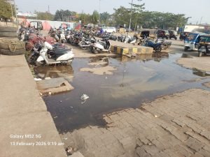 raipur bus stand: रायपुर भाठागांव बस स्टैंड में भारी गंदगी, सड़कों पर बह रहा गंदा पानी..