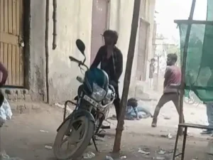 korba marpit: शराब दुकान के चखना सेंटर में मारपीट, खाली बोतल से हमला; 3 घायल