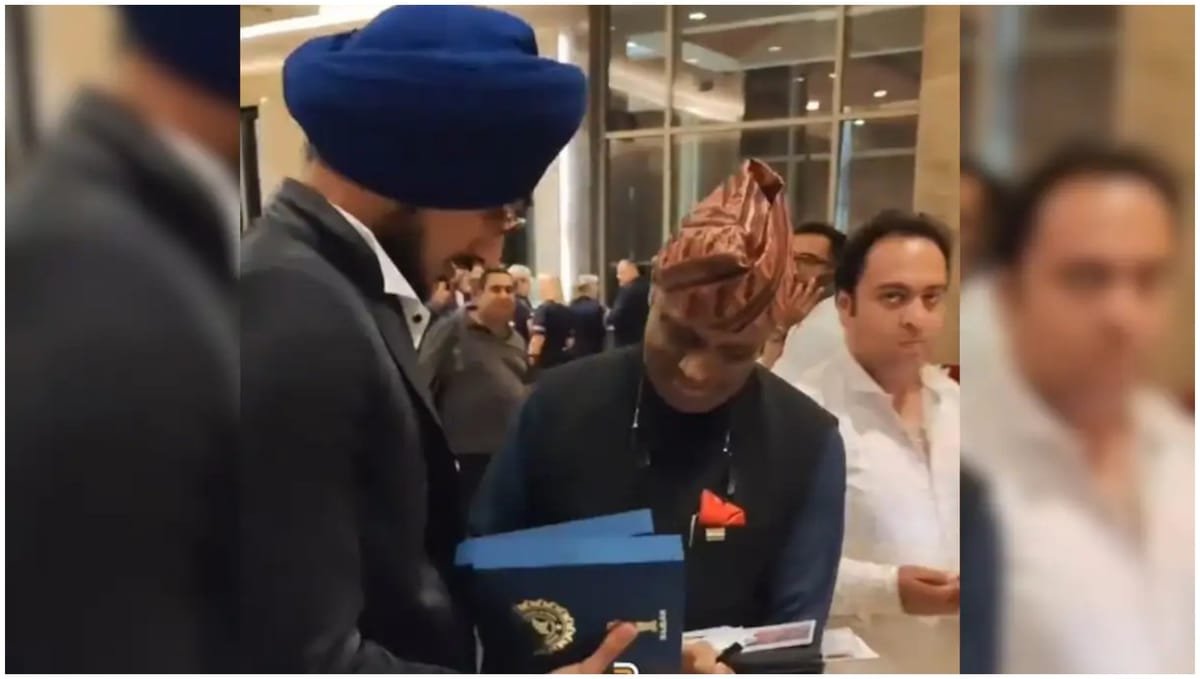 'इसे खाना पीना खिलाओ!': अपनी तस्वीर देख ऐसा क्यों बोले अर्शदीप सिंह? फैन के साथ उनका मजेदार वीडियो हुआ वायरल