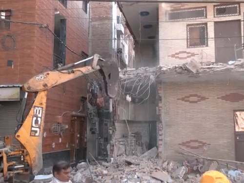 रंग का गुब्बारा विवाद में मर्डर,आरोपियों के घर बुलडोजर एक्शन:भीड़ ने सामान जलाया; दिल्ली में होली पर युवक की हत्या हुई थी