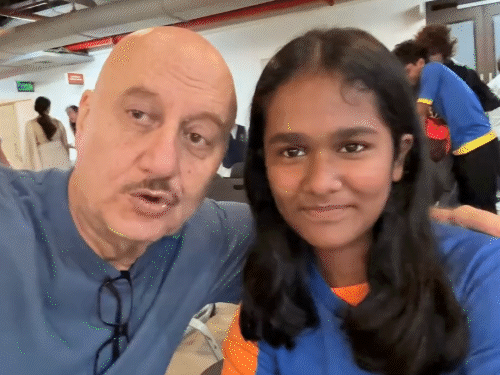 अनुपम खेर दिवंगत सतीश कौशिक की बेटी के स्कूल पहुंचे:वंशिका की प्ले की परफॉर्मेंस देखकर बोले जिंदगी की सबसे बड़ी खुशी मिली