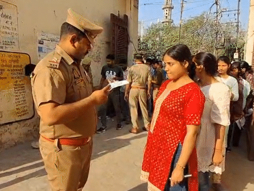 यूपी पुलिस की दरोगा परीक्षा में जूते उतरवाए:कलावा काटा, बेल्ट निकलवाए; 3 टेलीग्राम चैनल पर fir, 75 जिलों में 15 लाख से ज्यादा अभ्यर्थी