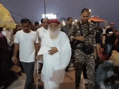 आसाराम ने रामलला के vip दर्शन किए:3 कारों से अयोध्या पहुंचा, vvip गेट से मिली एंट्री; हनुमानगढ़ी की सीढ़ियां नहीं चढ़ पाया