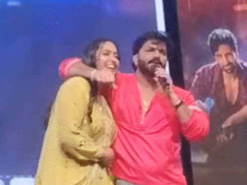 स्टेज पर पवन सिंह ने काजल राघवानी को गले लगाया:फूल देकर गाना गाया सांवर ना गोर बाड़ू हो; एक्ट्रेस ने कहा था खेसारी ने धोखा दिया