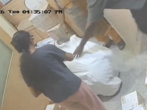 बस किराया बढ़ा तो बुजुर्ग को पार्सल करने की कोशिश:बेंगलुरु में कूरियर खुला तो जिंदा निकला, पकड़े जाने पर कहा विरोध जता रहे थे