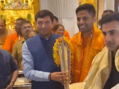 सूर्या गंभीर वर्ल्डकप ट्रॉफी लेकर सिद्धिविनायक मंदिर पहुंचे:अभिषेक शर्मा ने वैष्णो देवी के दर्शन किए; हनुमान मंदिर जाने पर कीर्ति आजाद ने सवाल उठाया था