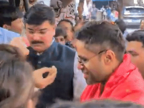 वर्ल्डकप जीतकर घर लौटे क्रिकेटर्स का जोरदार स्वागत:सूर्या बोले हमारा अगला टारगेट ओलिंपिक गोल्ड, ईशान ने बच्चों के साथ क्रिकेट खेला