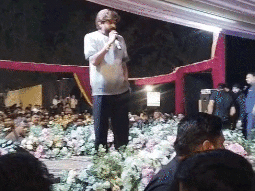 हरियाणवी सिंगर मासूम शर्मा नई कंट्रोवर्सी में फंसे:बैन सॉन्ग चंबल के डाकू खटोला गाया, पंजाबियों पर कमेंट; सिरसा में ऑडियंस बेकाबू होकर स्टेज तक पहुंची