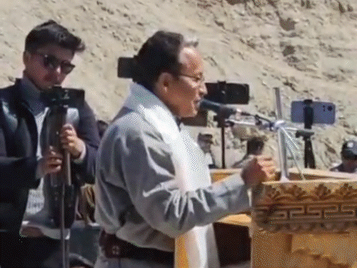 सोनम वांगचुक 6 महीने बाद लेह पहुंचे:हजारों लोगों ने स्वागत किया, बोले किसी से कड़वाहट नहीं; nsa में जोधपुर जेल में कैद थे