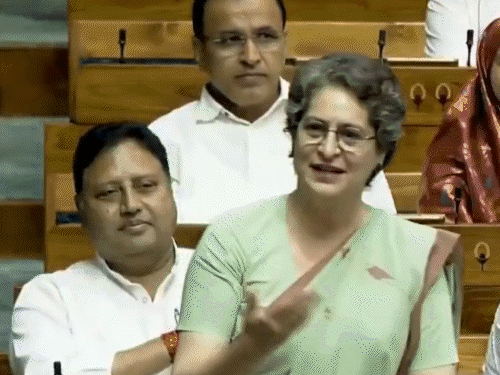 रिजिजू के बयान पर प्रियंका मुस्कुराईं:विपक्ष के हंगामे पर शाह भड़के; प्रियंका बोलीं केवल मेरा भाई सरकार के आगे नहीं झुका, मोमेंट्स