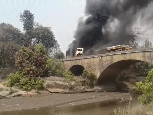 raigarh trailer accident: 2 ट्रेलरों की आमने सामने भिड़ंत के बाद लगी भीषण आग, जिंदा जला ड्राइवर