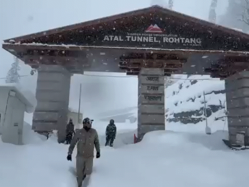 हिमाचल के ऊंचे पहाड़ों पर भारी बर्फबारी:लाहौल स्पीति दुनिया से कटा, मनाली में लैंडस्लाइड, शिमला में मूसलाधार बारिश, आज भी ओले तूफान का अलर्ट