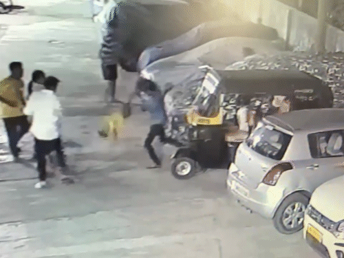 पिता से विवाद पर बच्चे को पैर पकड़कर पटका... video:सिर लोहे की रॉड पर मारा, हालत गंभीर; मुंबई की घटना