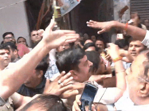 दिल्ली में भाजपा aap कार्यकर्ताओं के बीच झड़प:पालम अग्निकांड की शोकसभा में पहुंचे केजरीवाल, बोले bjp पीड़ितों से नहीं मिलने दे रही